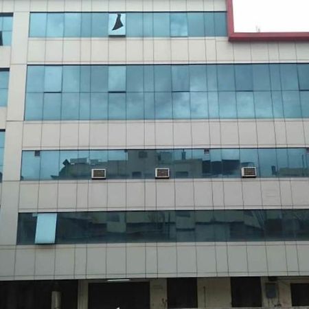 Iroomz Hoysala Residency Беллари Экстерьер фото