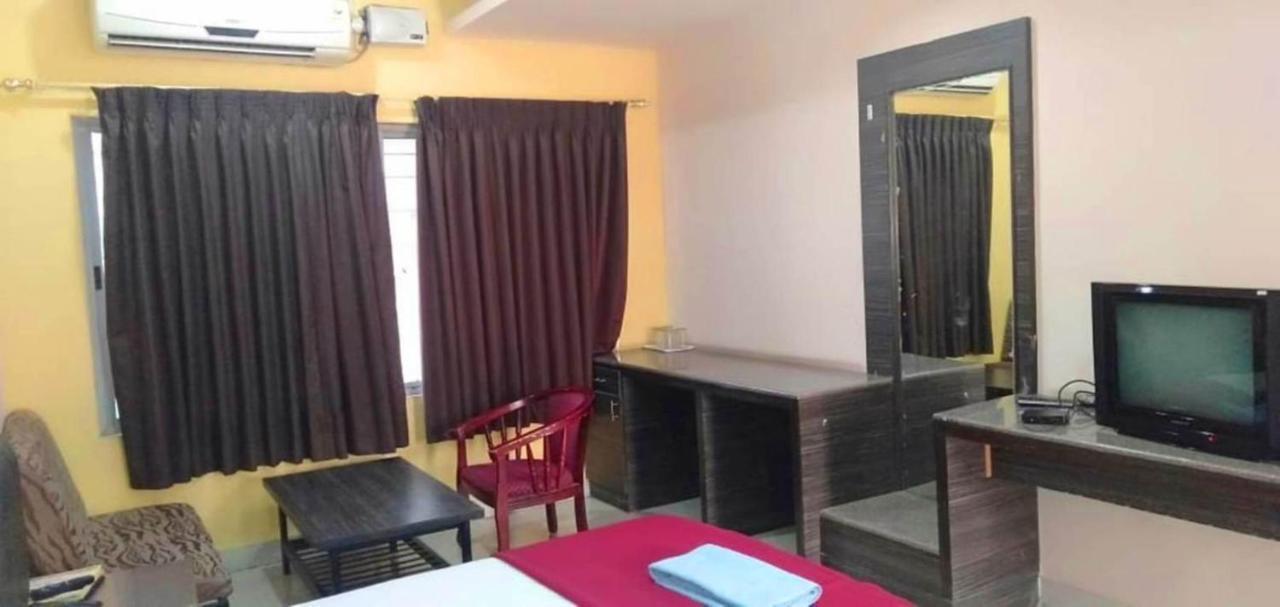 Iroomz Hoysala Residency Беллари Экстерьер фото