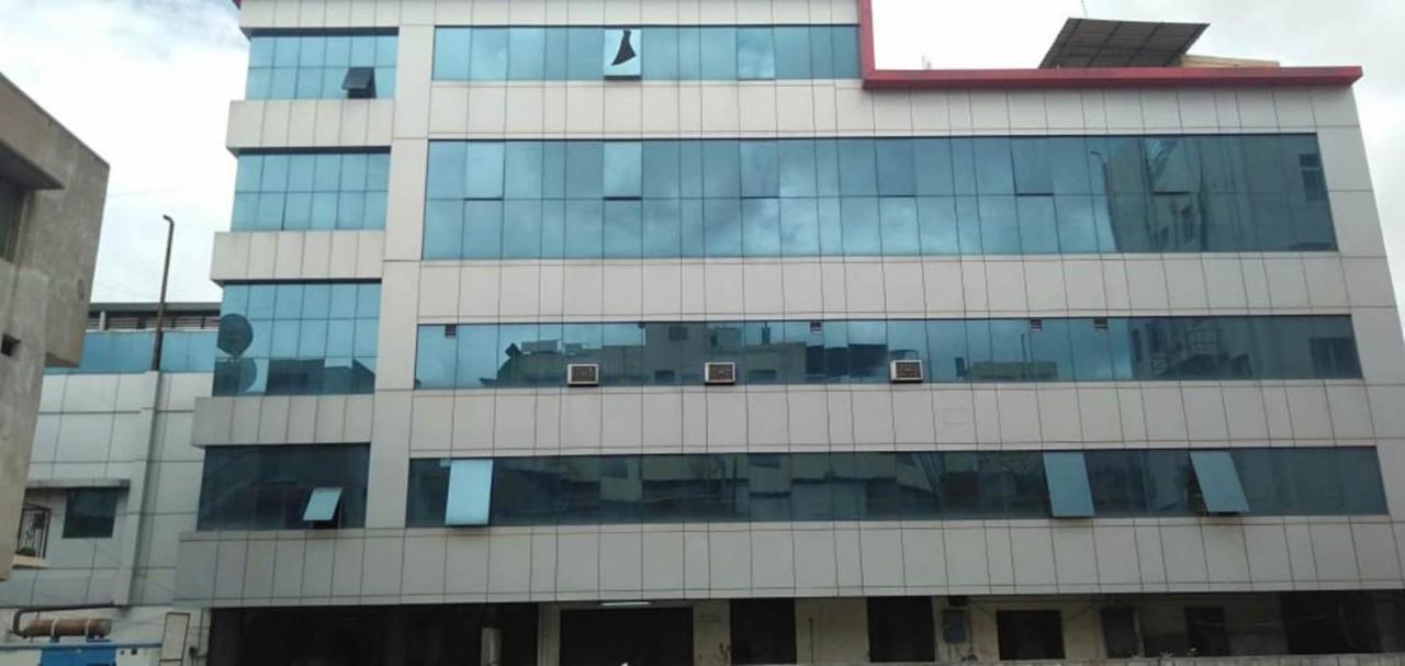 Iroomz Hoysala Residency Беллари Экстерьер фото