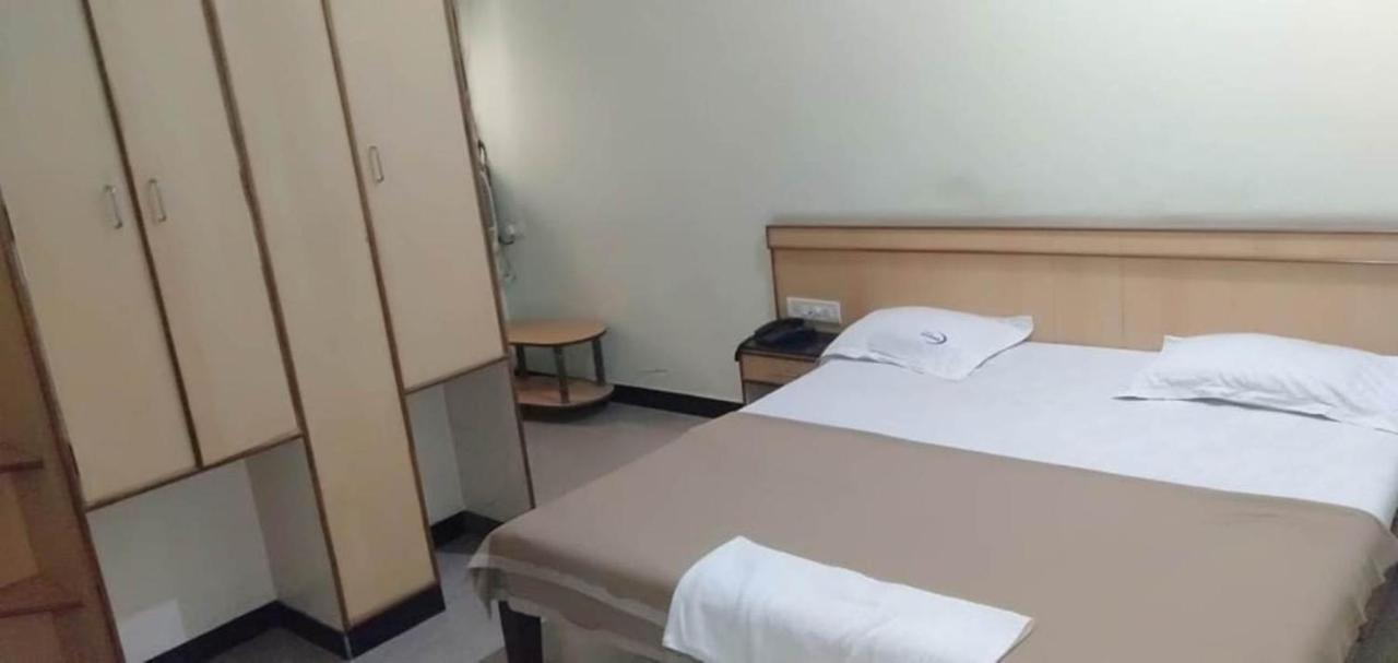 Iroomz Hoysala Residency Беллари Экстерьер фото