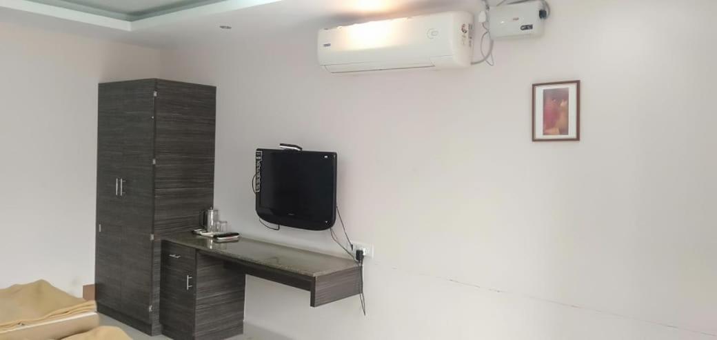 Iroomz Hoysala Residency Беллари Экстерьер фото