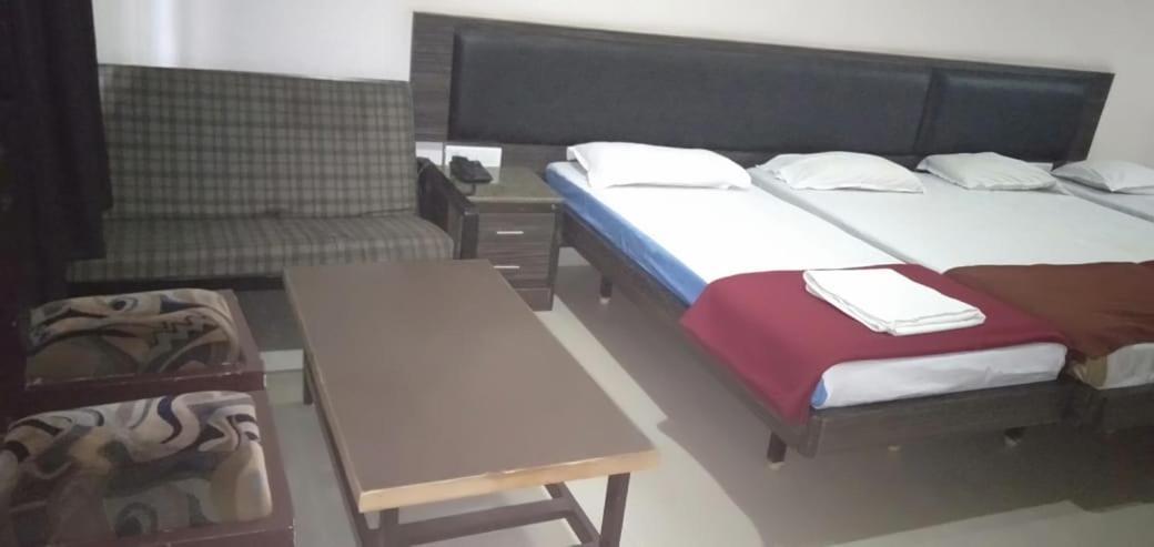 Iroomz Hoysala Residency Беллари Экстерьер фото