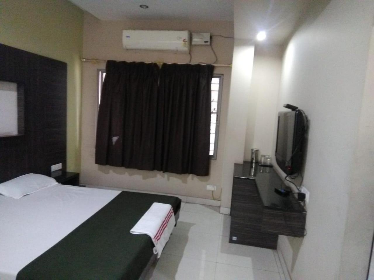 Iroomz Hoysala Residency Беллари Экстерьер фото